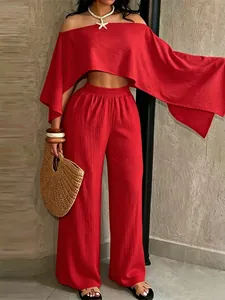 Elegante conjunto de vacaciones rojo de dos piezas con top corto y pantalones anchos