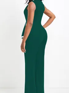 Eleganter dunkelgrüner ärmelloser Jumpsuit mit weitem Bein in der Rückansicht gezeigt
