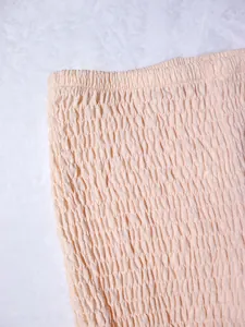 Vista detallada de la textura de tela elástica rosa para el conjunto bandeau de mujer