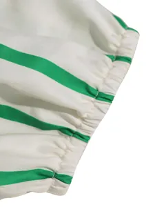 Primer plano del detalle de la manga abullonada elástica en vestido de rayas casual