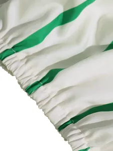 Primer plano detallado del vestido a rayas verdes y blancas con fruncido elástico