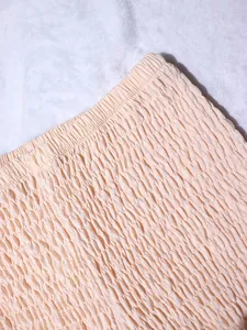 Primer plano de la textura de la tela fruncida color melocotón y cintura elástica