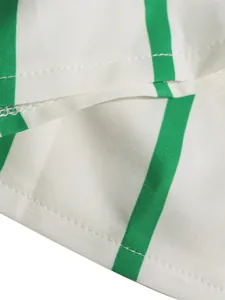 Detalle de cerca de la tela a rayas blancas y verdes con costuras limpias para vestido