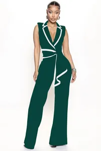 Detailansicht eines ärmellosen Jumpsuits mit V-Ausschnitt, weißer Paspel und weitem Bein.