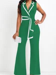 Ärmelloser grüner Damen-Jumpsuit mit V-Ausschnitt und eleganten weißen Kontrastpaspeln