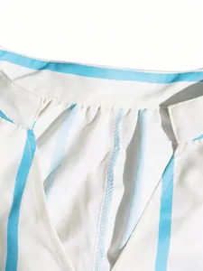 Detalle del escote en V y las costuras de un vestido camisero de verano a rayas