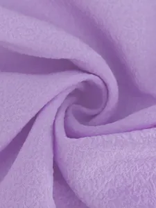 Vista macro de tela texturizada morada que muestra detalles de arrugas y fruncidos