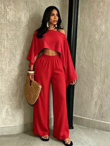 Conjunto rojo vibrante de top corto sin hombros y pantalones anchos para playa