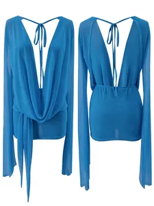 Detailansicht eines blauen, sexy Mesh-Minikleids mit tiefem V-Ausschnitt und Ärmeln