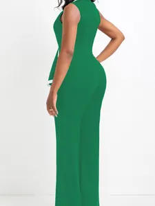 Eleganter grüner ärmelloser Jumpsuit mit weitem Bein für Damen in der Seitenansicht