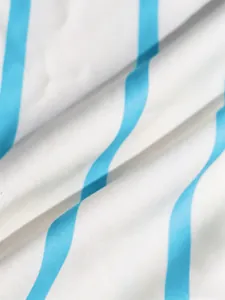 Primer plano de la textura de la tela de rayas verticales blancas y azul claro de vestido