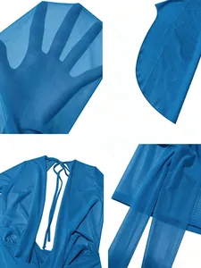 Detailansicht des blauen, durchsichtigen Netzkleides mit Stoffstruktur und Details.