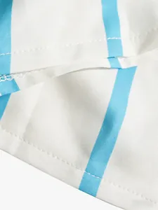 Primer plano de tela de rayas blancas y azules que muestra detalles de costura