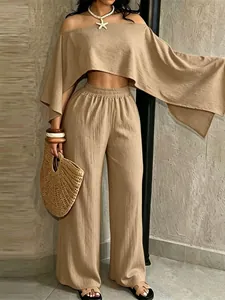 Detalle de conjunto beige de dos piezas con top sin hombros y pantalones de pierna ancha