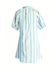 Vista trasera de un vestido camisero de rayas blancas y azules con mangas abullonadas y línea A