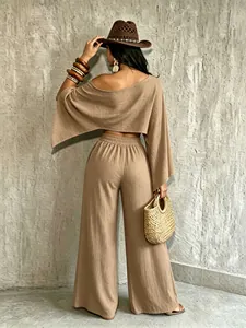 Conjunto chic beige de top con hombros descubiertos y pantalones de pierna ancha