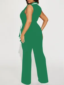 Seitenansicht eines eleganten grünen ärmellosen Jumpsuits mit weißem V-Ausschnitt.