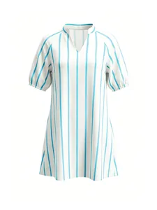 Vista detallada del vestido de rayas verticales azules y blancas con cuello en V y mangas abullonadas