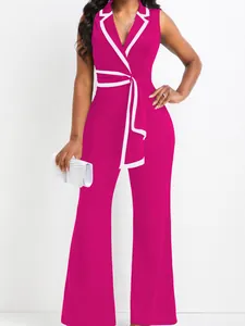Eleganter ärmelloser V-Ausschnitt Jumpsuit in Magenta mit weißer Borte und weitem Bein.