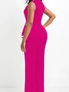 Detaillierte Rückansicht eines eleganten fuchsiafarbenen ärmellosen Jumpsuits für Damen