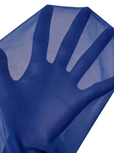 Nahaufnahme von ultradünnem blauem, transparentem Netzgewebe mit feiner Textur