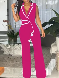 Detailansicht eines pinkfarbenen ärmellosen V-Ausschnitt-Jumpsuits mit weitem Bein