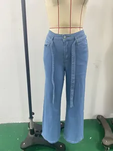 Detailaufnahme einer hellblauen Wide-Leg-Jeans mit Bindegürtel an einem Mannequin