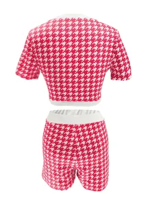 Zweiteiliges Set mit rot-weißem Hahnentrittmuster, kurzem Oberteil und engen Shorts