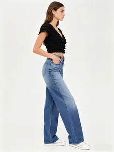 Photo d'un jean pour femme, coupe large et taille haute, style décontracté lavable
