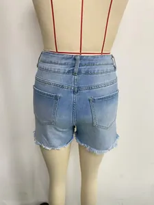 Vista posterior de pantalones cortos vaqueros para mujer con bordes deshilachados.