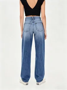 Vue arrière d'un jean large taille haute en denim bleu délavé pour femme en studio.