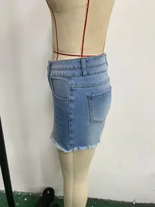 Vista lateral de shorts de mezclilla lavados ajustados con dobladillo deshilachado moderno
