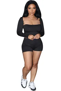 Vooraanzicht van een zwarte 4-delige modeset met crop top, korte broek en hoofdband