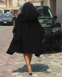 Vue arrière d'une robe plissée noire ample à manches chauve-souris grande taille