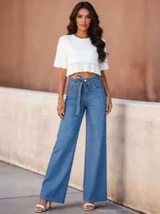 Retro-Jeans mit hoher Taille und weitem Bein sowie Gürtel in hellblauer Waschung
