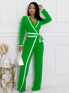 Elegante mono verde de manga larga con ribetes blancos en contraste y cinturón ajustable.