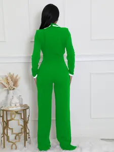 Vista trasera detallada de un mono verde de manga larga con ribetes blancos