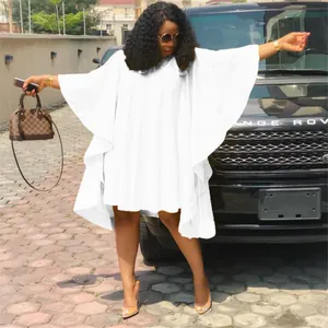 Robe plissée blanche grande taille élégante avec manches chauve-souris amples sur modèle