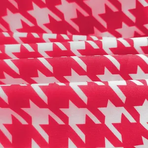 Nahaufnahme des rot-weißen sternförmigen Hahnentritt-Stoffmustermaterials detail.