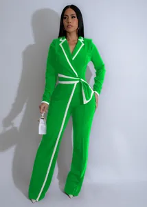 Primer plano de un elegante mono verde de manga larga con ribete blanco y cinturón