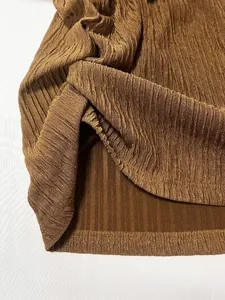 Inquadratura macro dettagliata della texture plissettata e dell'orlo del set marrone bronzo