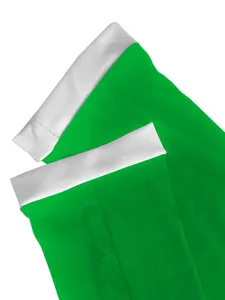 Vista detallada de los puños en contraste verde y blanco de este mono de manga larga de moda.