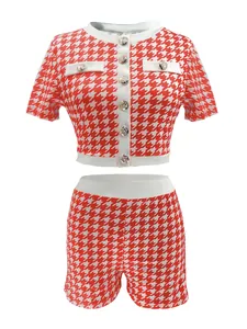 Stilvolles rot-weißes Hahnentritt-Zweiteiler-Set mit kurzärmligem Crop-Top und Shorts.