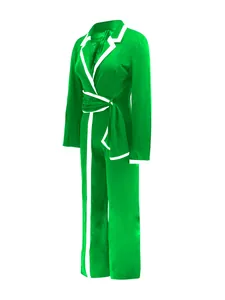 Mono elegante verde de manga larga con ribete blanco en contraste y cinturón de lazo.