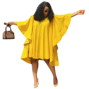 Détail de la robe jaune vif grande taille avec larges manches chauve-souris et coupe fluide