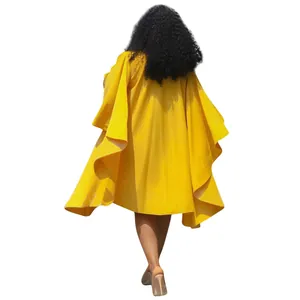 Vue arrière détaillée d'une robe jaune grande taille avec des manches chauve-souris amples.