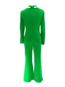 Vista trasera de un mono verde de manga larga con cuello y puños blancos en contraste elegante