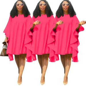 Robe oversize rose vif ample avec manches chauve-souris et détails de plis à volants