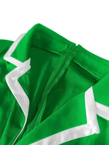 Primer plano de la cremallera invisible y el borde blanco del cuello del mono verde