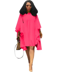 Robe fuchsia grande taille avec manches chauve-souris et coupe ample portée par un mannequin